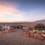 Romantischer Sundowner in der Hoodia Desert Lodge 