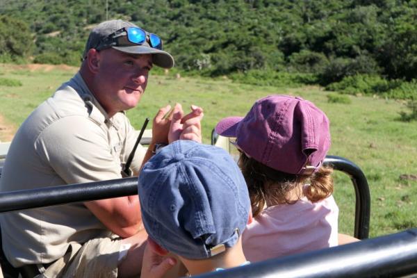 Guide Nico erklärt den Kindern etwas auf Safari 