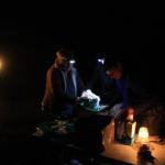 Kochen im Schein der Kopflampe - Selbstfahrer Kalahari Calling UG 