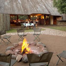 Am Lagerfeuer, Rhino River Lodge 