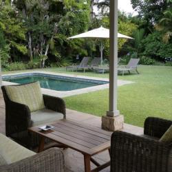 Sitzecken und Pool, Kingsmead Guesthouse in Harare 