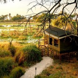 Man schläft in erhöhten Zelten im Oddballs Camp
