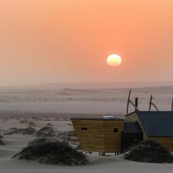 Abendstimmung zwischen Wüste und Meer an der Skelettküste Namibia's 