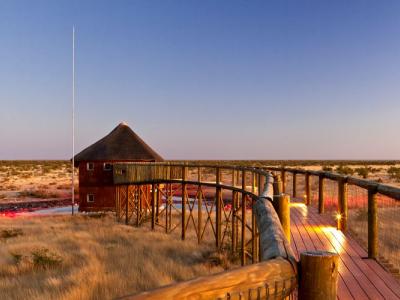 Das Olifantsrus Wasserloch im Etosha Nationalpark - Namibia Camping Rundreise © NWR 